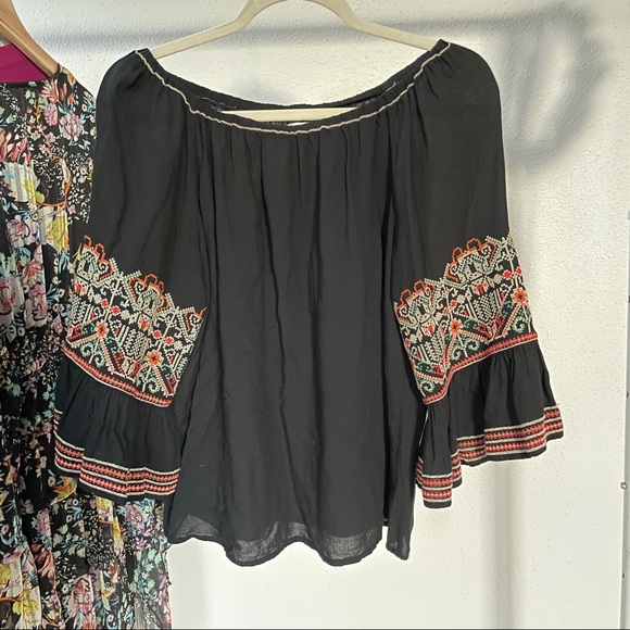 Off the Shoulder Embroidered Top - Picture 4 of 4
